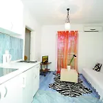 Apartments Makarska アパート *