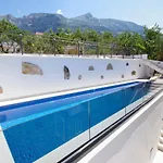 Apartments Makarska アパート
